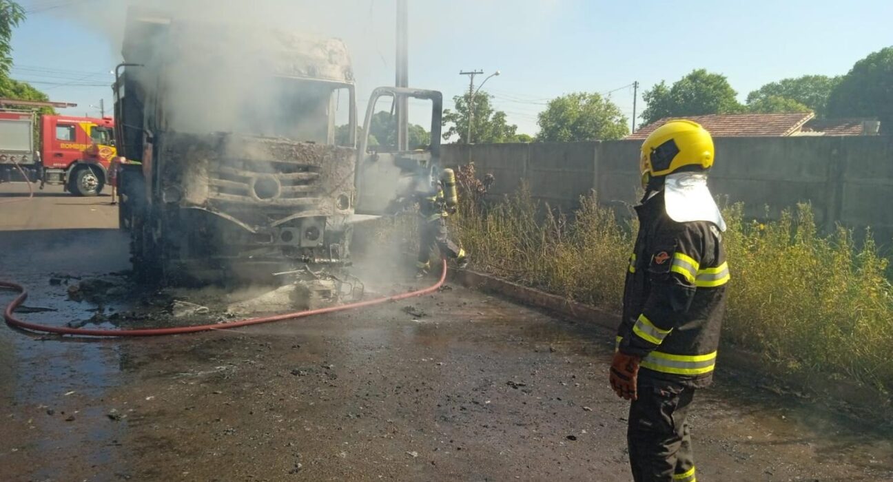 Homem morre após bater violentamente motocicleta contra caminhão em São Miguel do Araguaia. Imagem: Corpo de Bombeiros