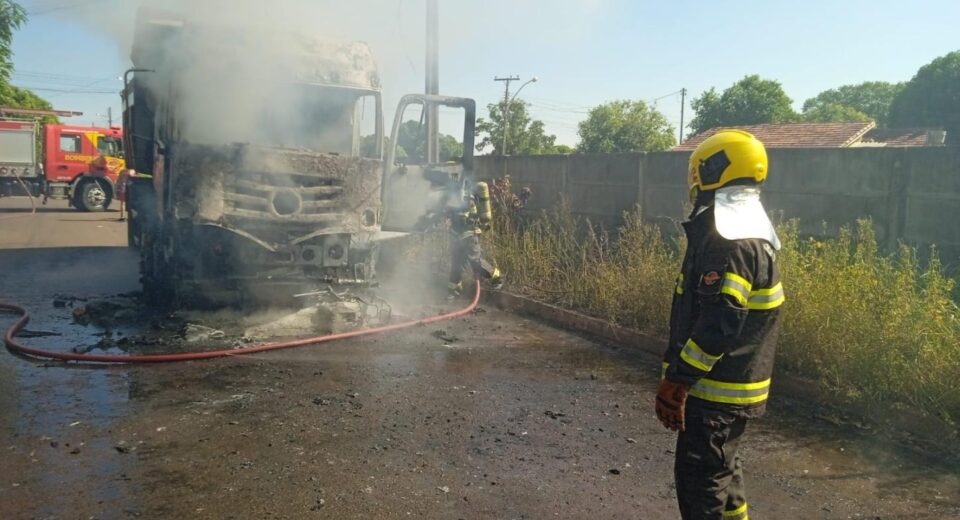 Homem morre após bater violentamente motocicleta contra caminhão em São Miguel do Araguaia. Imagem: Corpo de Bombeiros