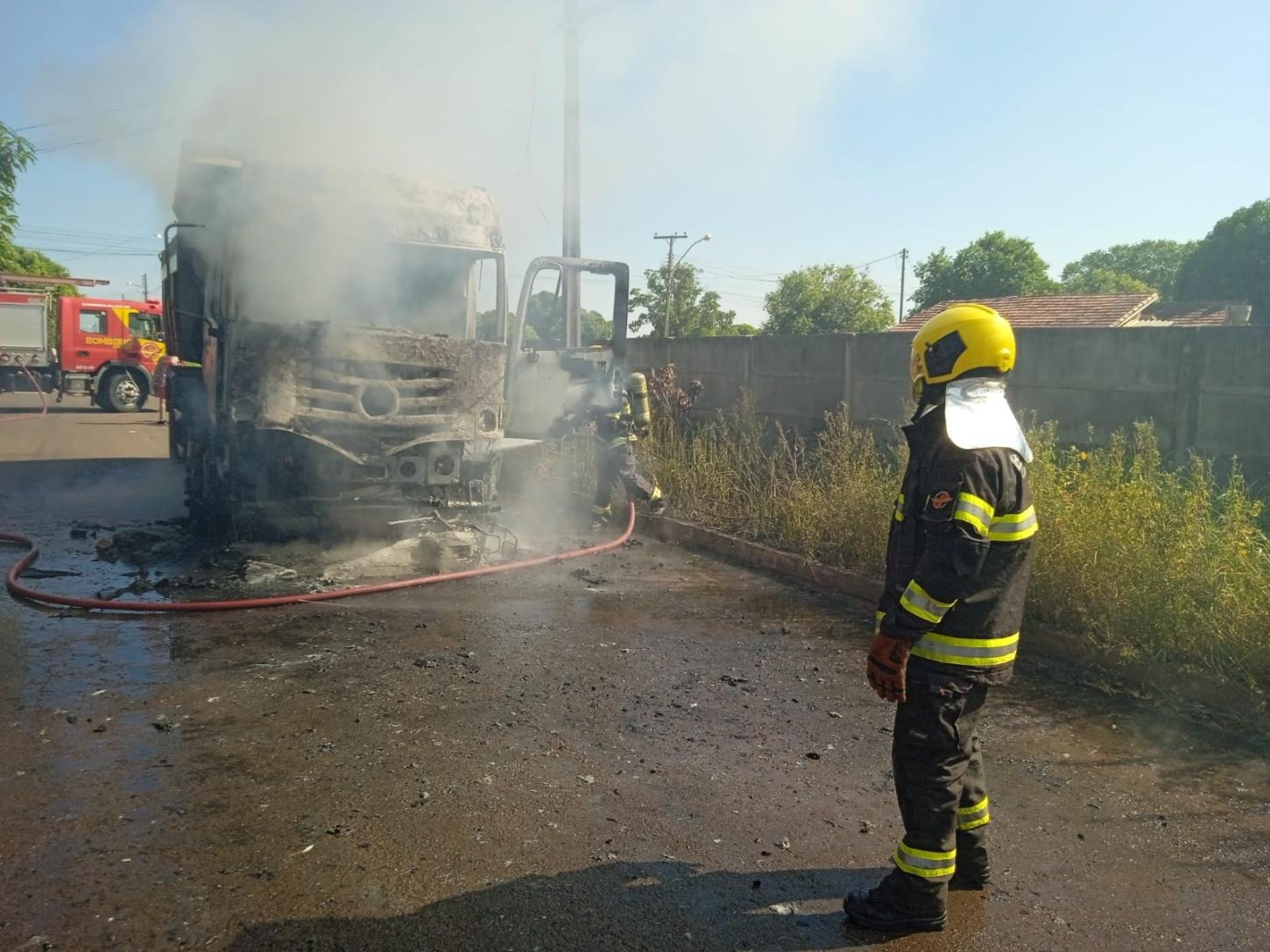 Homem morre após bater violentamente motocicleta contra caminhão em São Miguel do Araguaia. Imagem: Corpo de Bombeiros