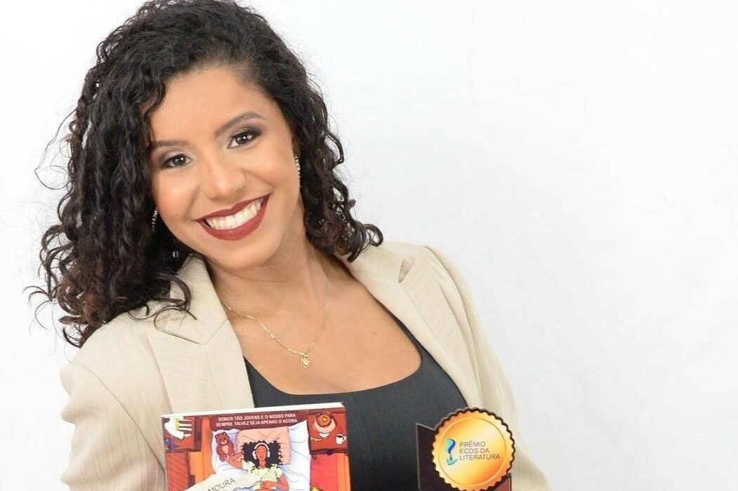 Adrielle Moura Alves, foi premiada em maio deste ano em São Paulo. Livro “Felizes para sempre” foi um dos ganhadores do prêmio de Melhor Romance Nacional. Foto/Reprodução