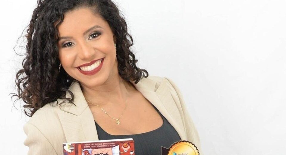Adrielle Moura Alves, foi premiada em maio deste ano em São Paulo. Livro “Felizes para sempre” foi um dos ganhadores do prêmio de Melhor Romance Nacional. Foto/Reprodução