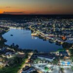 Carro batido no meio do trevo vira de alerta e provoca debate na BR-153