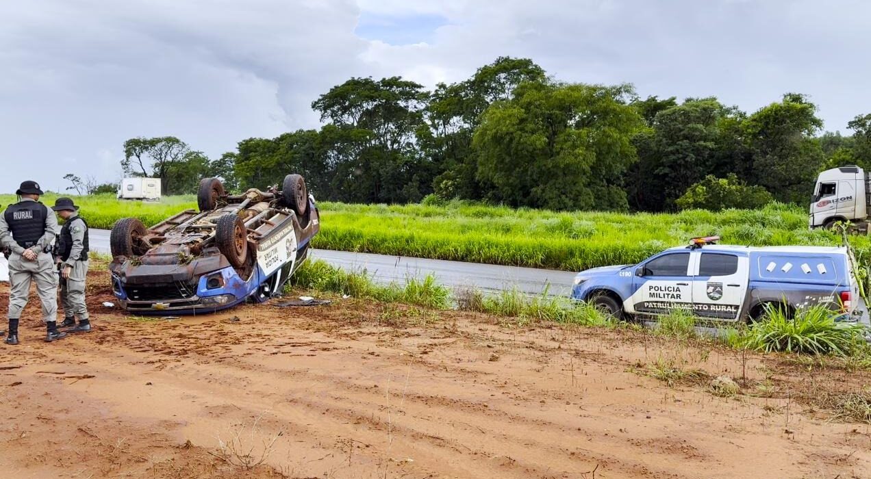 Carro capotou após deslizar em água na pista, conforme informações preliminares da corporação (Diego Itacaramby / TV Anhanguera)