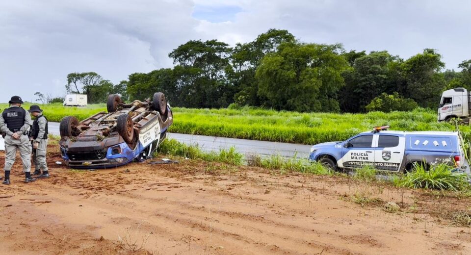 Carro capotou após deslizar em água na pista, conforme informações preliminares da corporação (Diego Itacaramby / TV Anhanguera)