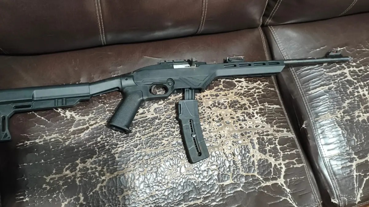 Carabina semiautomática utilizada para cometer o crime | Foto: Divulgação / 36º BPM
