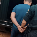 Suspeitos são conduzidos à delegacia após ação contra tráfico de drogas em Amaralina (GO)