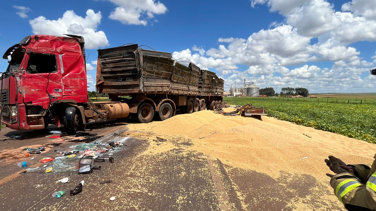 Colisão e tombamento de carreta sobre automóvel na BR-452 (Rio Verde).