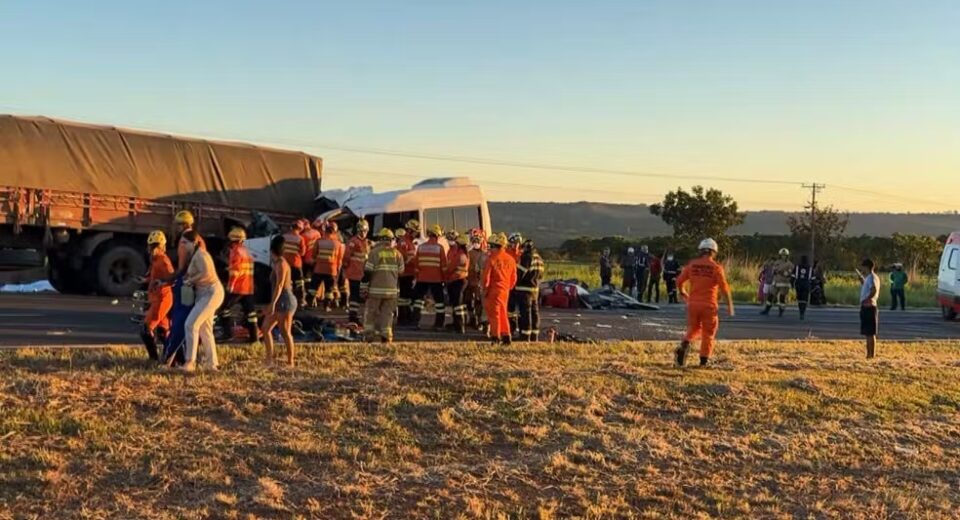 Acidente na BR-020 deixa cinco pessoas mortas e 11 feridas, no Entorno do DF — Foto: TV Globo/Reprodução