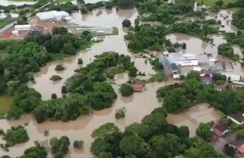 Ruas ficam alagadas e água invade carros e casas de Jussara, em Goiás — Foto: Reprodução/TV Anhanguera