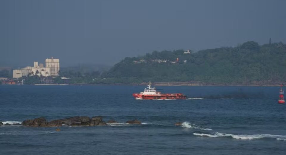 Uma embarcação navega ao largo da costa de Galle após um ataque de submarino contra um navio iraniano perto do Sri Lanka. — Foto: Thilina Kaluthotage/Reuters