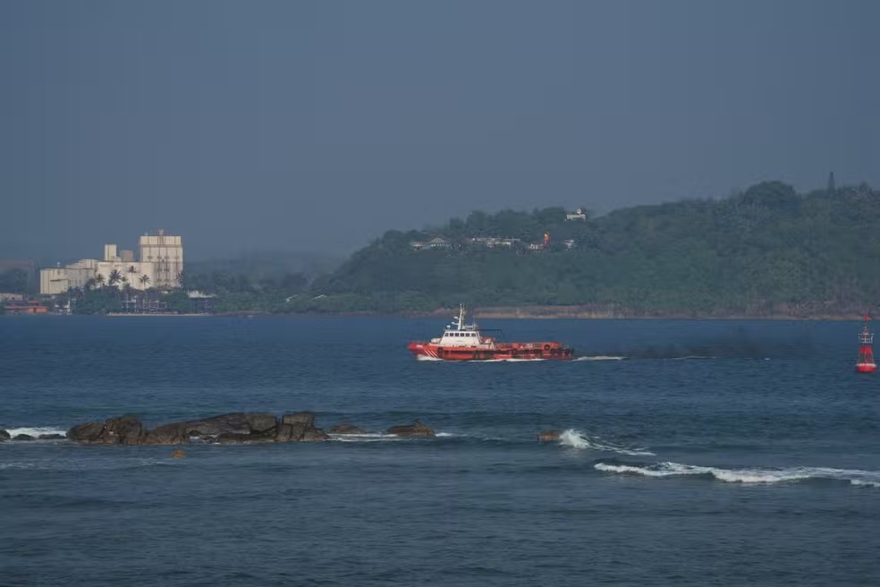 Uma embarcação navega ao largo da costa de Galle após um ataque de submarino contra um navio iraniano perto do Sri Lanka. — Foto: Thilina Kaluthotage/Reuters