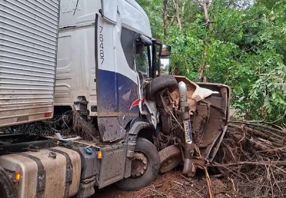 Caminhão atingiu caminhonete na BR-153, em Barrolândia — Foto: Divulgação/Bombeiros
