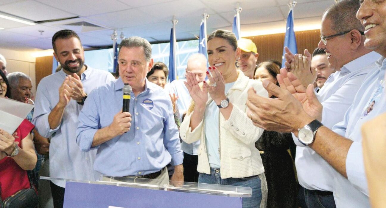 Marconi Perillo e Flávia Teles em meio aos tucanos: críticas ao governo (Henrique Luiz/Divulgação)