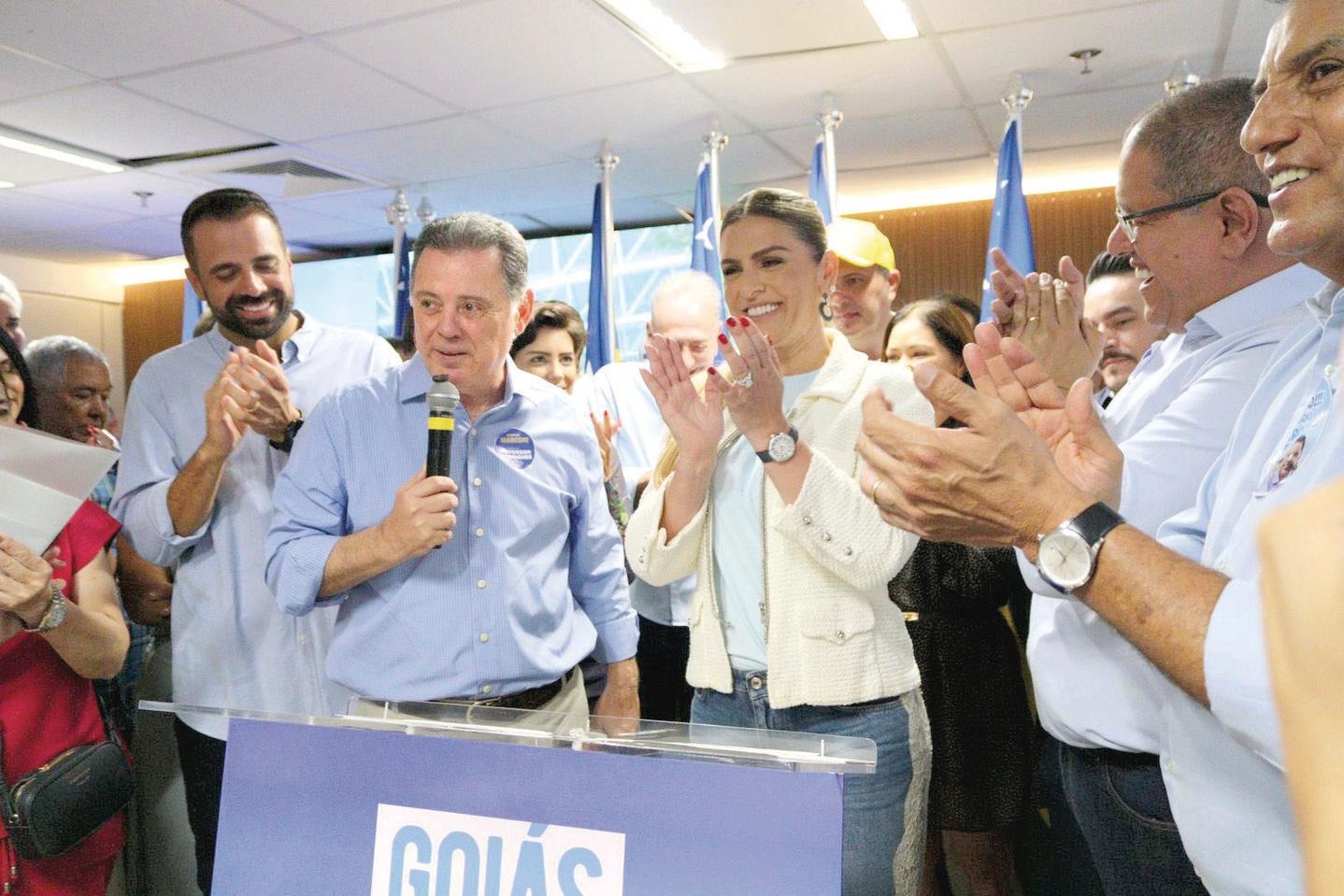 Marconi Perillo e Flávia Teles em meio aos tucanos: críticas ao governo (Henrique Luiz/Divulgação)