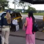 Policial viraliza ao “mostrar” camburão de viatura como limusine e arranca risadas nas redes