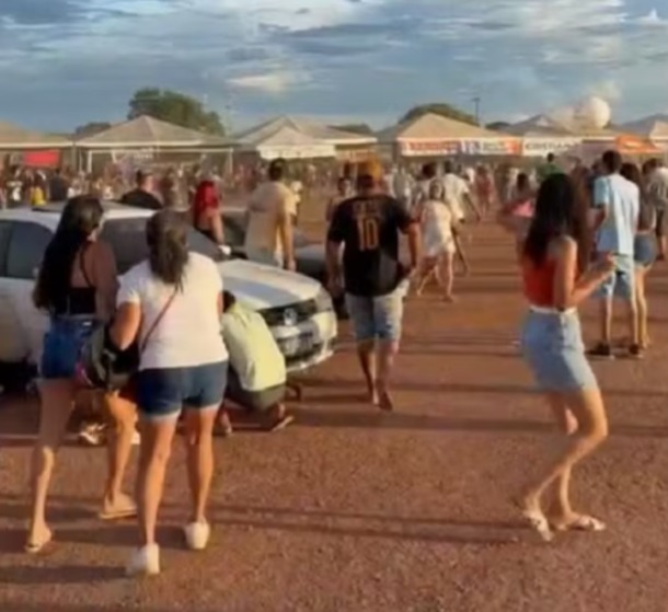 Momento que público correu dos tiros, em Gurupi — Foto: Reprodução/Instagram Gurupi Memes