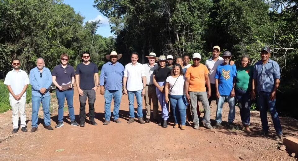 Equipe da PGE-GO, técnicos e representantes locais durante vistoria na área em disputa entre Goiás e Tocantins, na região da Comunidade Kalunga dos Morros, em Cavalcante — Foto: Divulgação/PGE - GO
