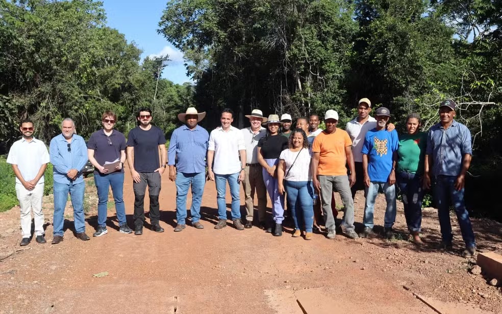 Equipe da PGE-GO, técnicos e representantes locais durante vistoria na área em disputa entre Goiás e Tocantins, na região da Comunidade Kalunga dos Morros, em Cavalcante — Foto: Divulgação/PGE - GO