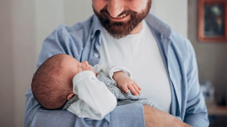 A ampliação será implementada de forma gradual, com aumento progressivo do período de afastamento, garantido em casos de nascimento, adoção ou guarda para fins de adoção. Foto: Reprodução/Canva