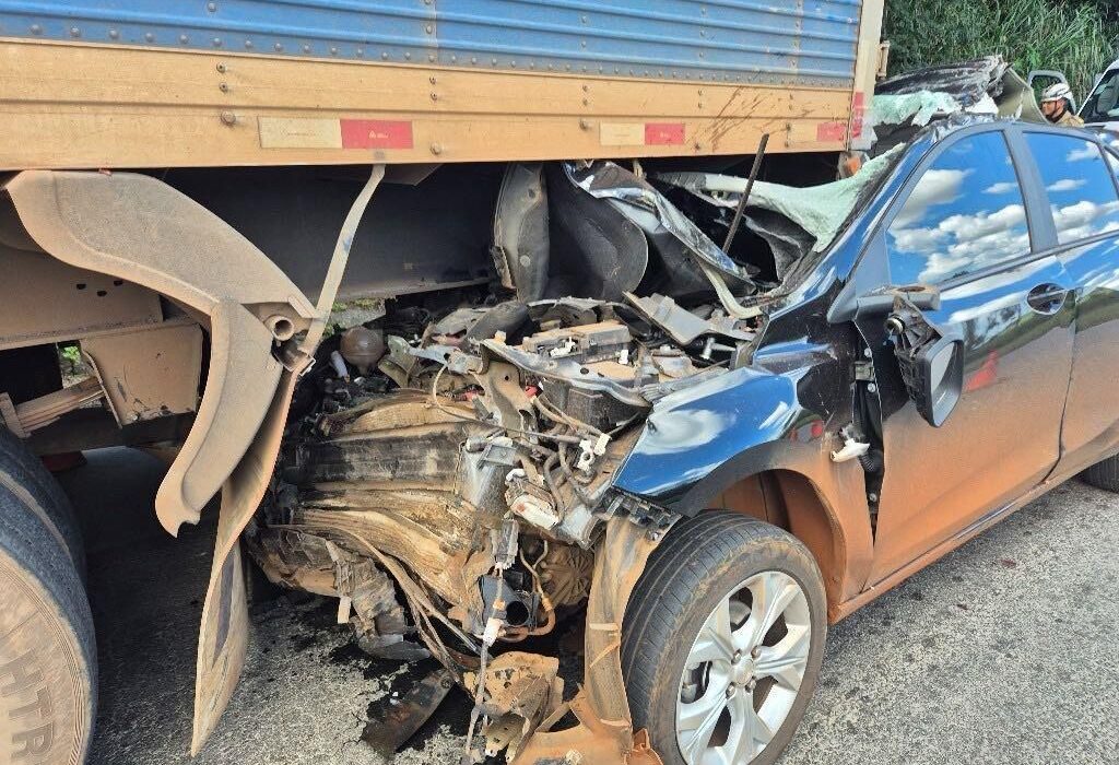 Colisão traseira registrada na BR-153 em Professor Jamil. Foto: PRF-GO