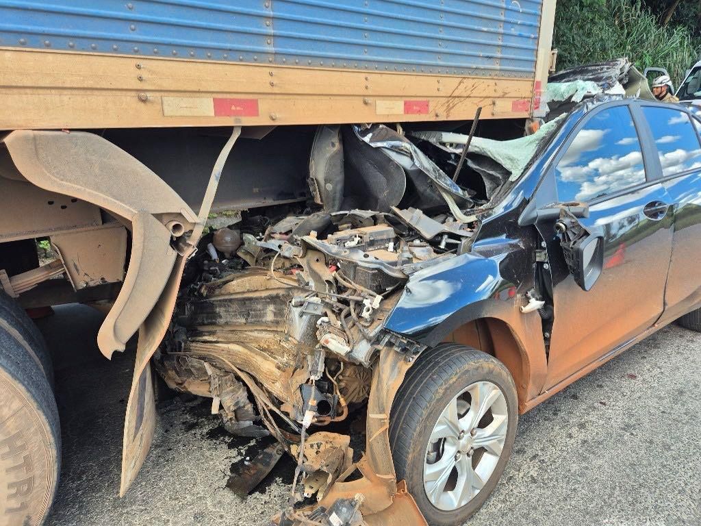 Colisão traseira registrada na BR-153 em Professor Jamil. Foto: PRF-GO