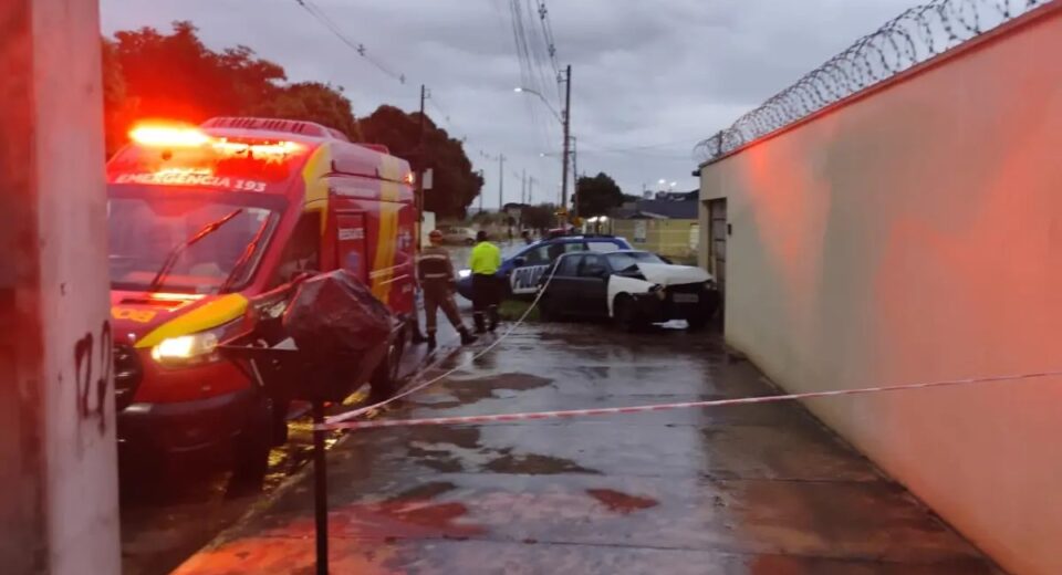 Carro bateu contra muro - (Foto: reprodução)