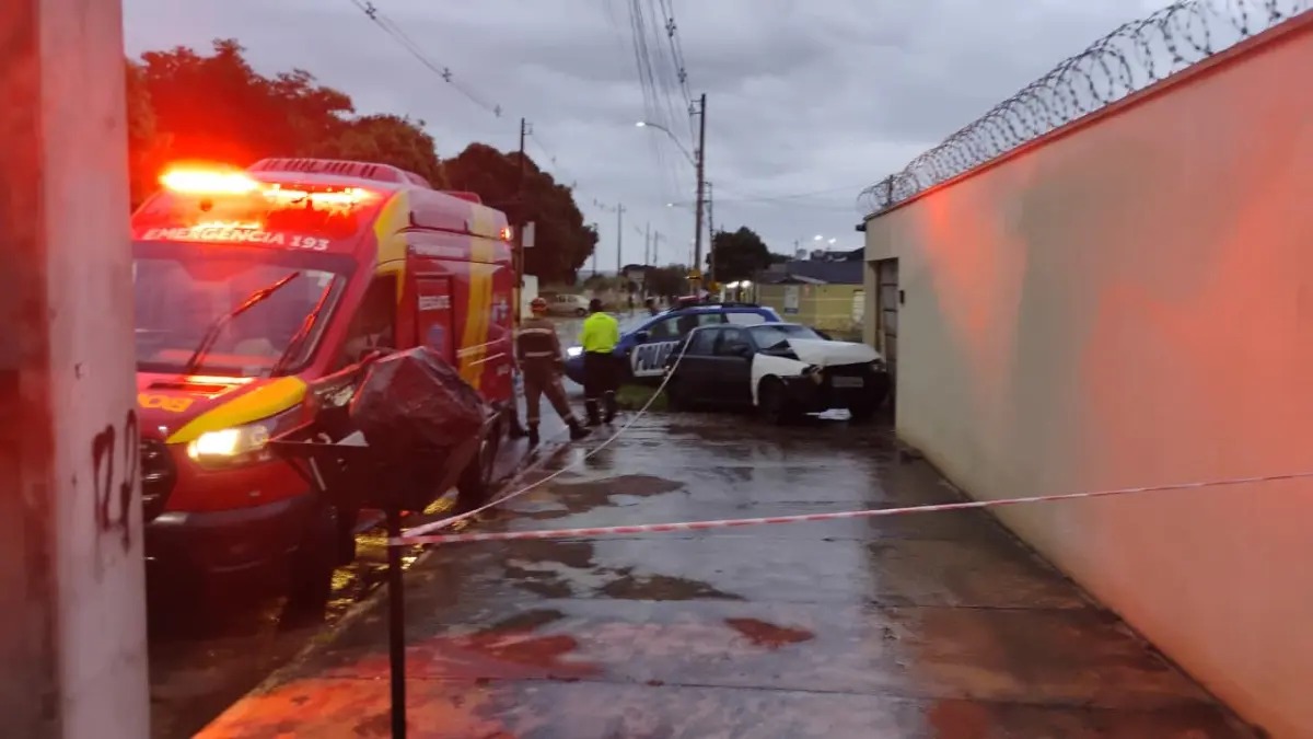 Carro bateu contra muro - (Foto: reprodução)