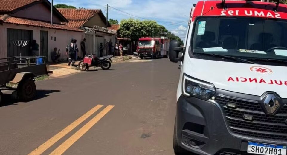 Equipes de resgate foram acionadas após criança ficar com a cabeça presa em janela, em Itumbiara, no sul de Goiás — Foto: Divulgação/Corpo de Bombeiros
