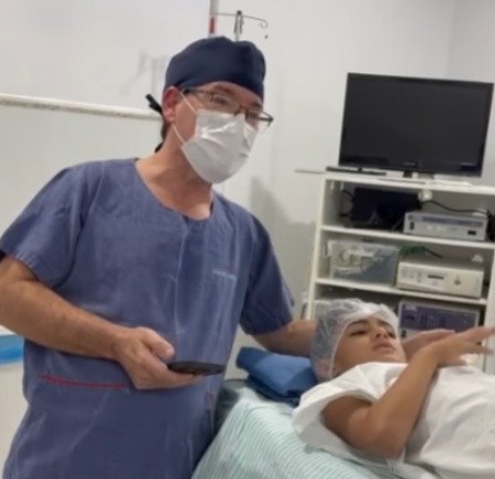 Médico surpreende ao cantar com criança antes de cirurgia; vídeo — Foto: Reprodução/Instagram Jader Macedo