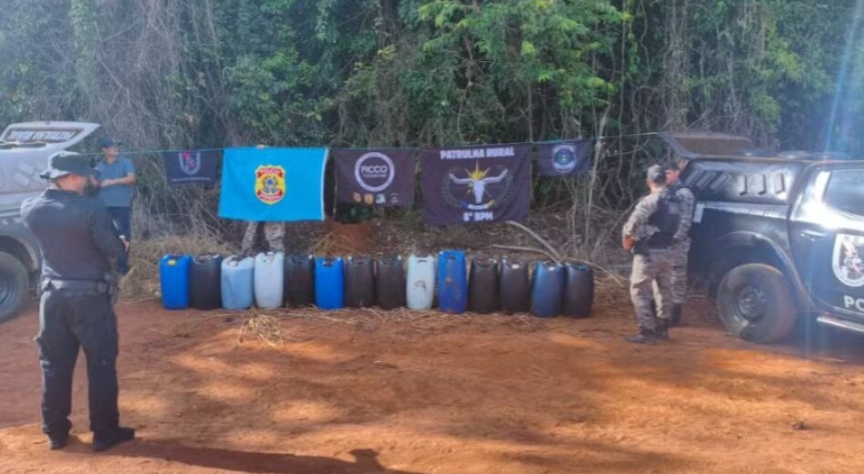 Policiais encontraram combustível de aviação escondido em área de mata — Foto: Difulgação/PF-TO