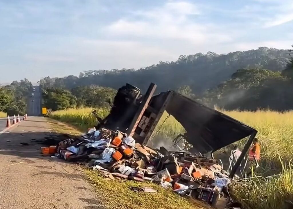 Carreta pega fogo na BR-153 entre Jaraguá e Rianápolis