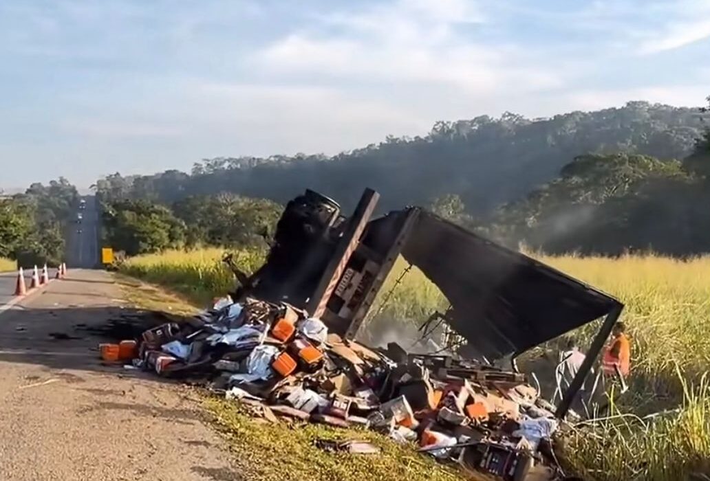 Carreta pega fogo na BR-153 entre Jaraguá e Rianápolis