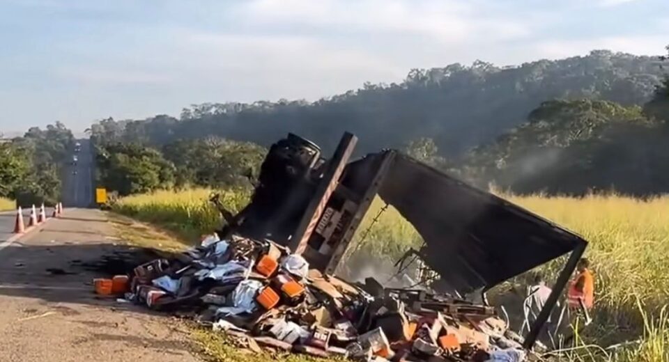 Carreta pega fogo na BR-153 entre Jaraguá e Rianápolis