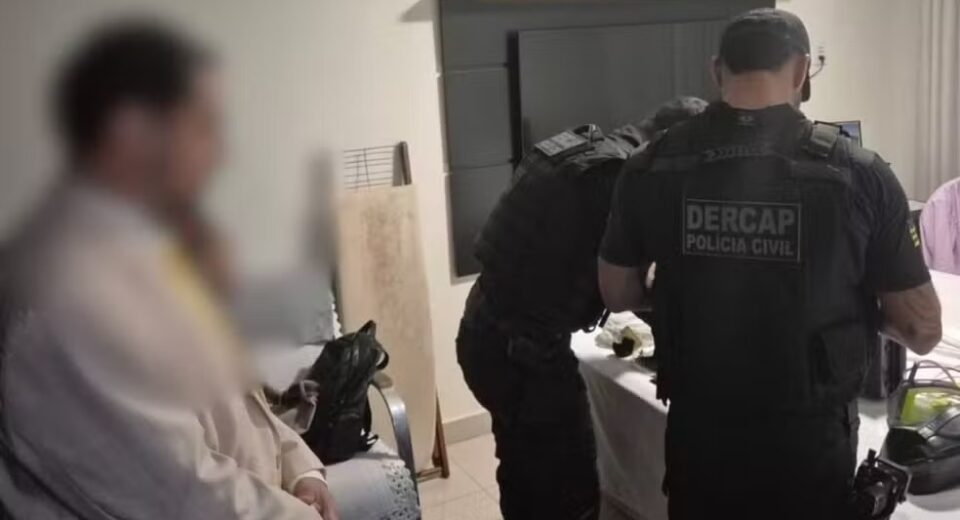 Polícia Civil cumpriu mandados e realizou prisão de ex-servidores, em Goiás — Foto: Divulgação/Polícia Civil