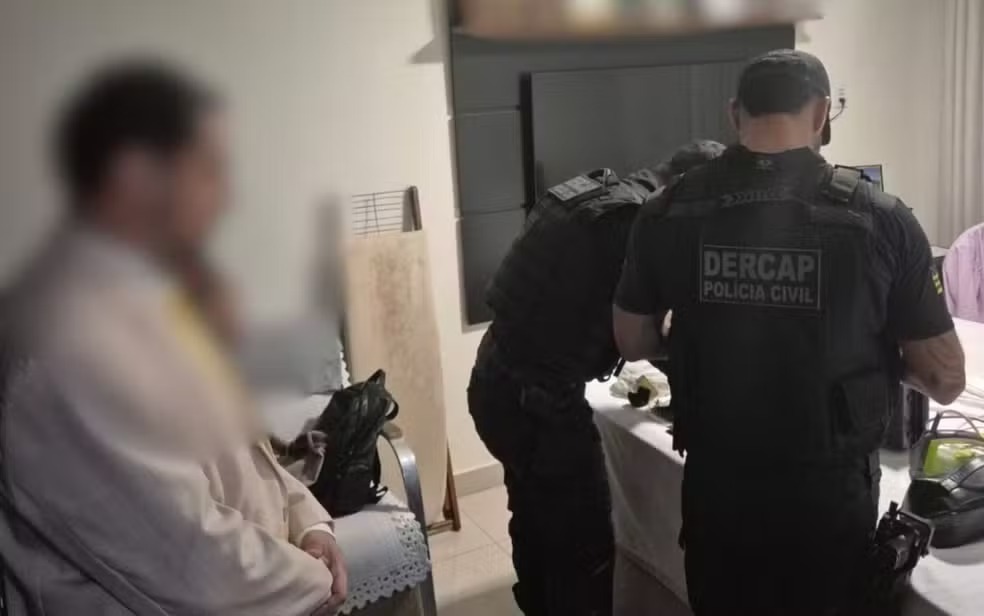 Polícia Civil cumpriu mandados e realizou prisão de ex-servidores, em Goiás — Foto: Divulgação/Polícia Civil