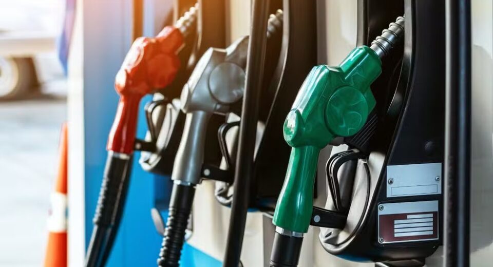 A recente escalada nas tensões geopolíticas e seus efeitos sobre o mercado internacional de petróleo já impactam os preços dos combustíveis no Brasil. — Foto: Reprodução
