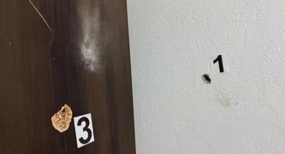 Tiro também atingiu guarda-roupa e parede em casa de Uruaçu, Goiás — Foto: Reprodução