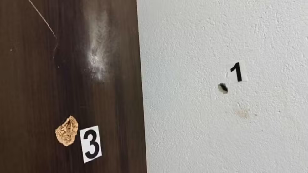 Tiro também atingiu guarda-roupa e parede em casa de Uruaçu, Goiás — Foto: Reprodução