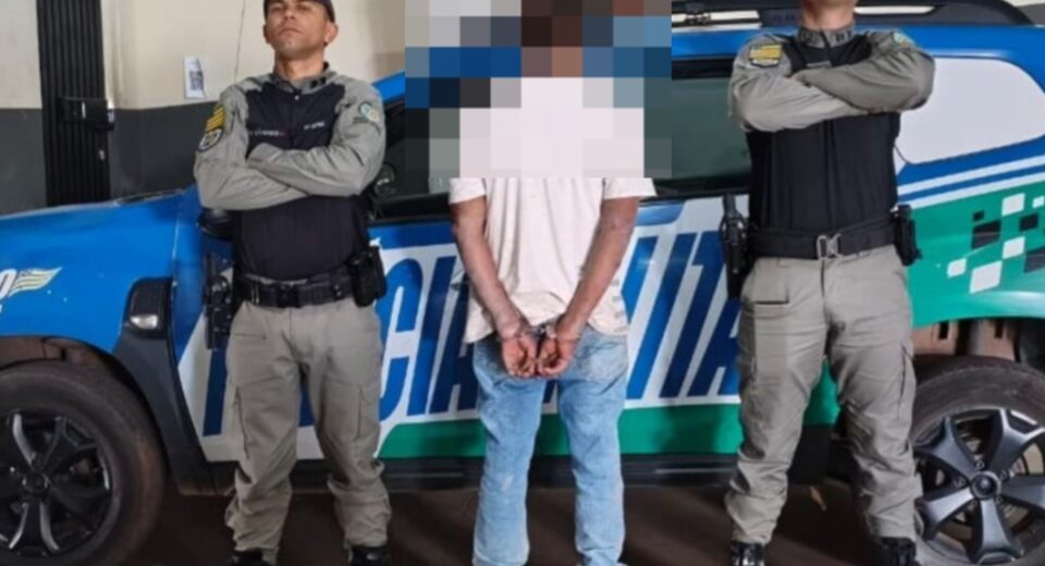 Um dos presos era procurado por tráfico de drogas; o outro tinha mandado em aberto por ameaça e vias de fato. Foto: Polícia Militar