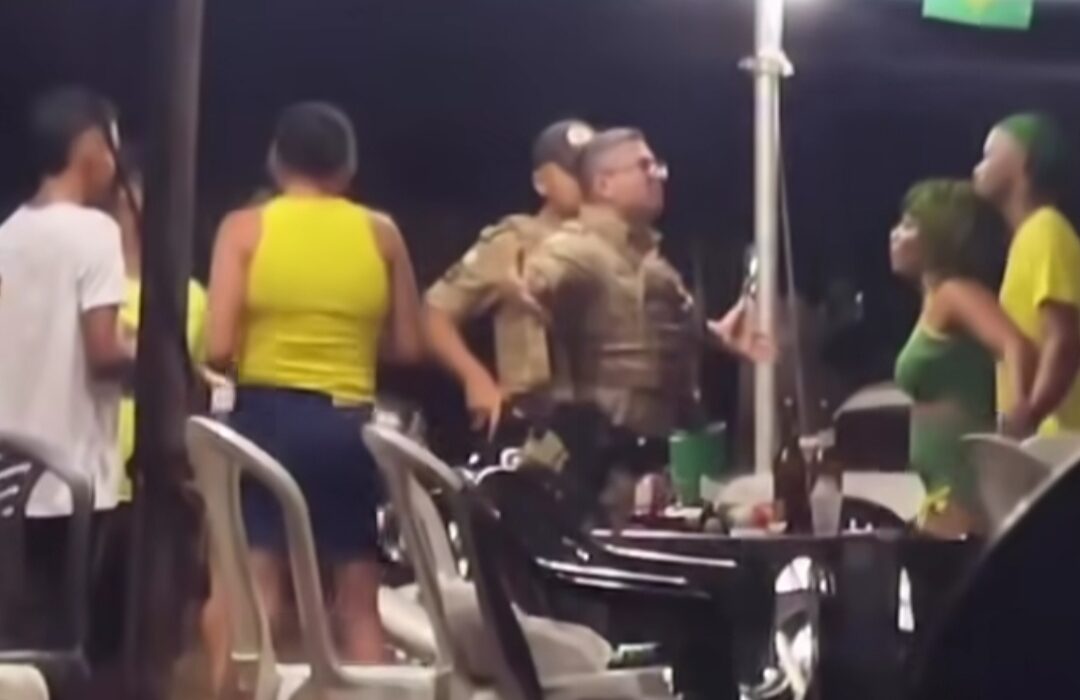 Policial militar foi agredido com lata de cerveja — Foto: Reprodução/Redes Sociais