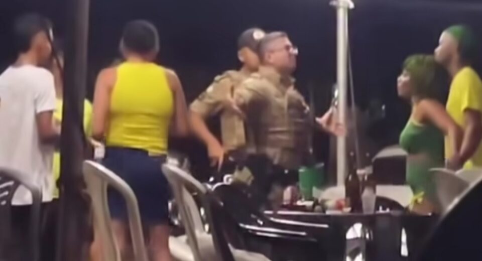 Policial militar foi agredido com lata de cerveja — Foto: Reprodução/Redes Sociais