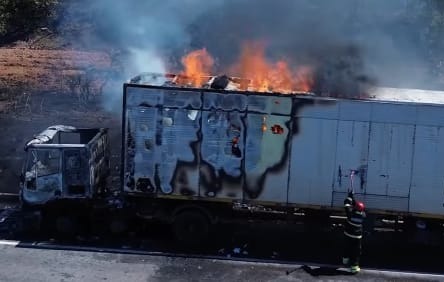 Carreta é destruída por incêndio na BR-153