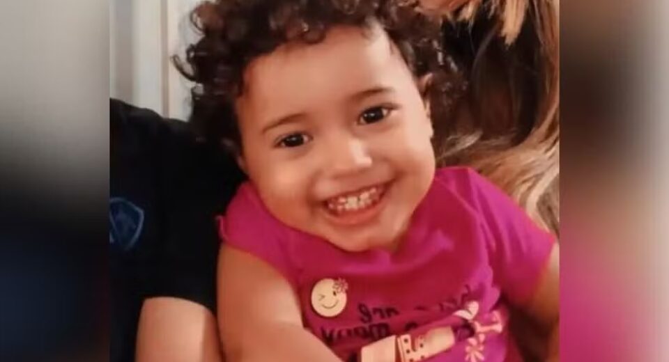 Pais de menina encontrada morta serão indiciados por abandono de incapaz