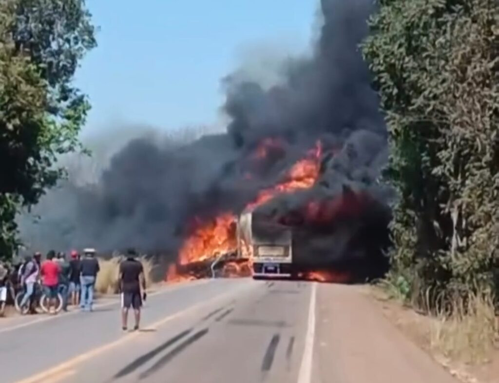 Colisão entre carretas provoca incêndio e mobiliza equipes de resgate na BR-153