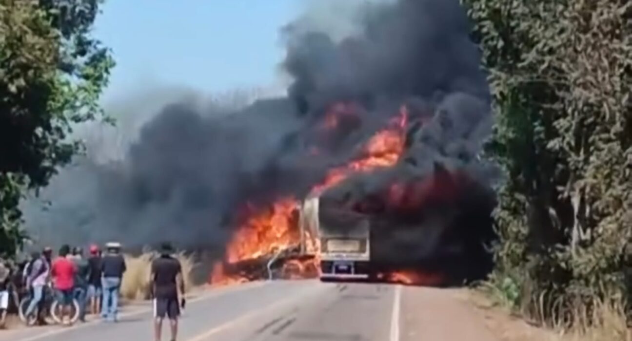 Colisão entre carretas provoca incêndio e mobiliza equipes de resgate na BR-153