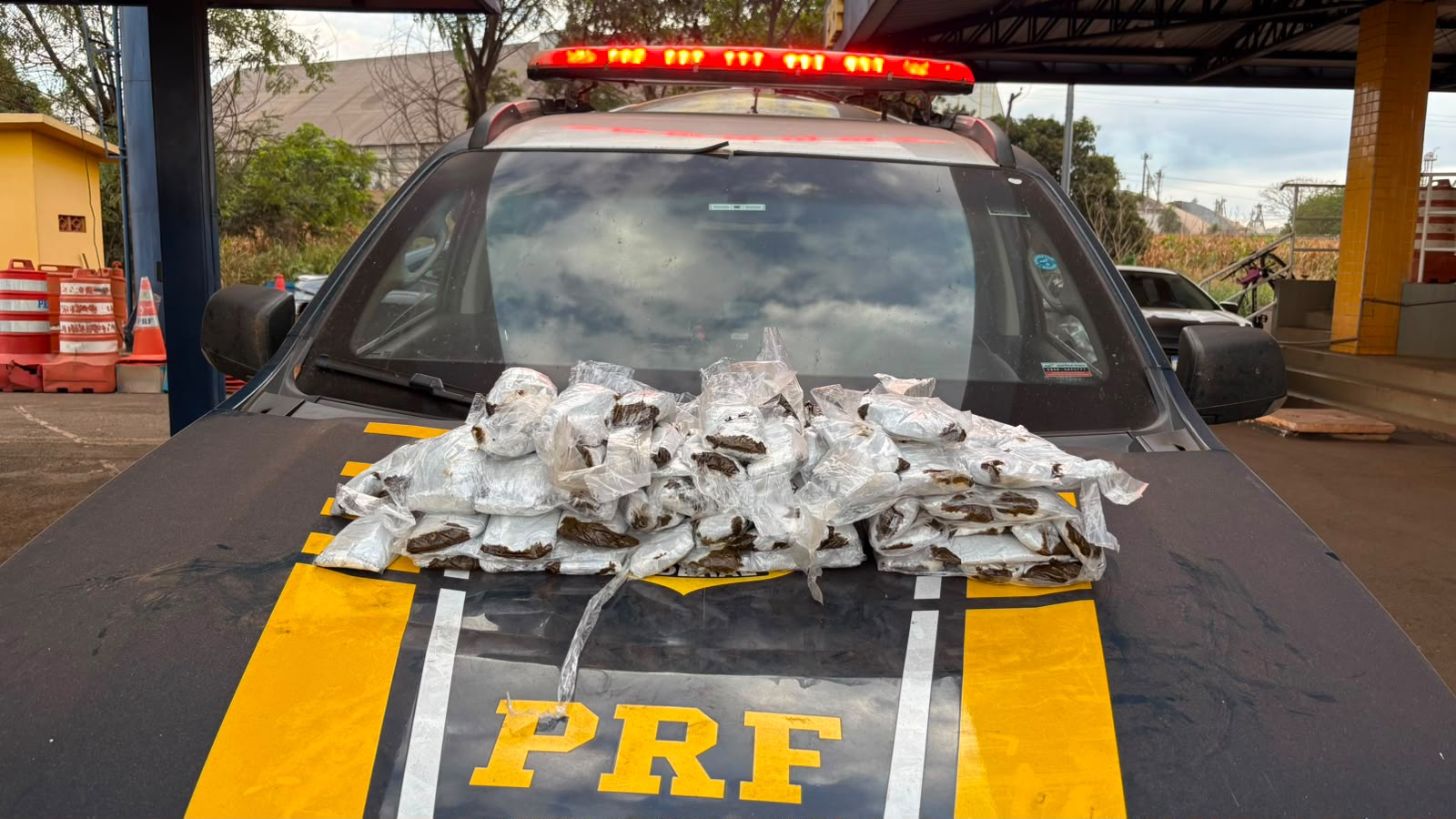 Mulheres são flagradas com drogas presas ao corpo durante fiscalização da PRF