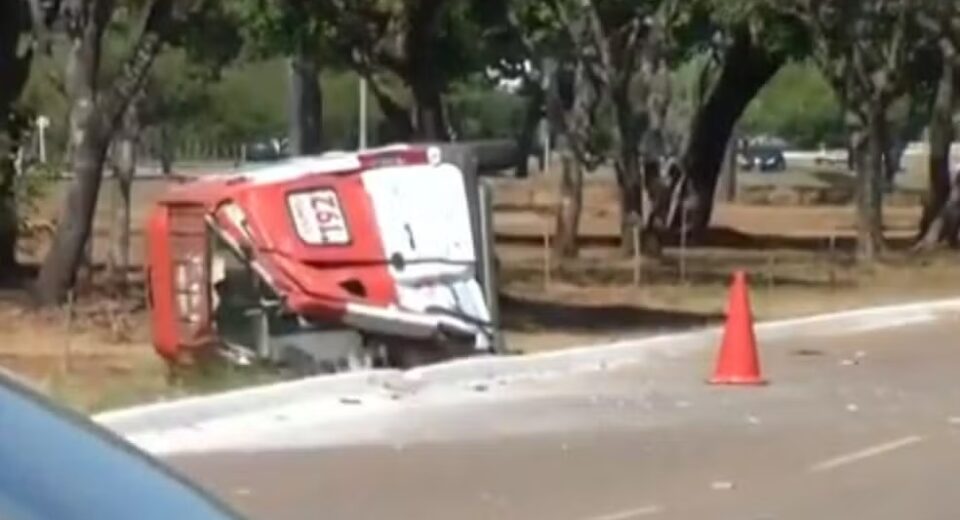 Ambulância do Samu capota durante atendimento a vítima baleada