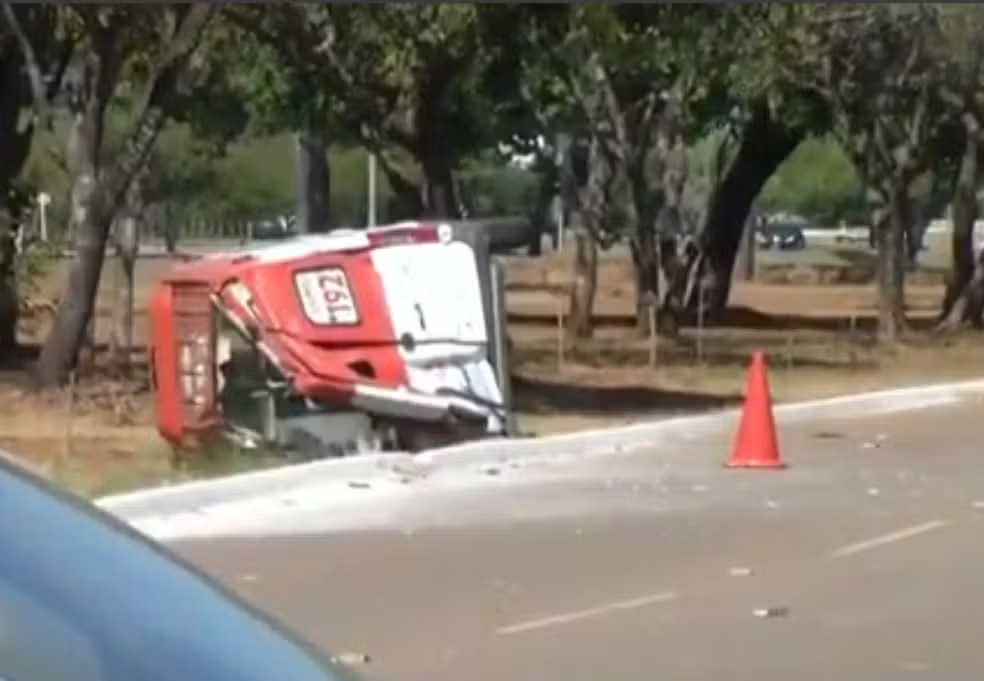Ambulância do Samu capota durante atendimento a vítima baleada