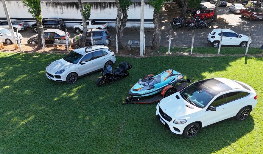 Operação investiga golpe de R$ 9 milhões contra empresário e apreende veículos de luxo, armas e jet skis em três estados