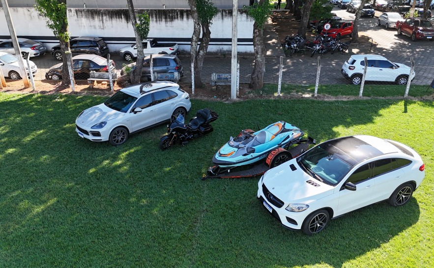 Operação investiga golpe de R$ 9 milhões contra empresário e apreende veículos de luxo, armas e jet skis em três estados